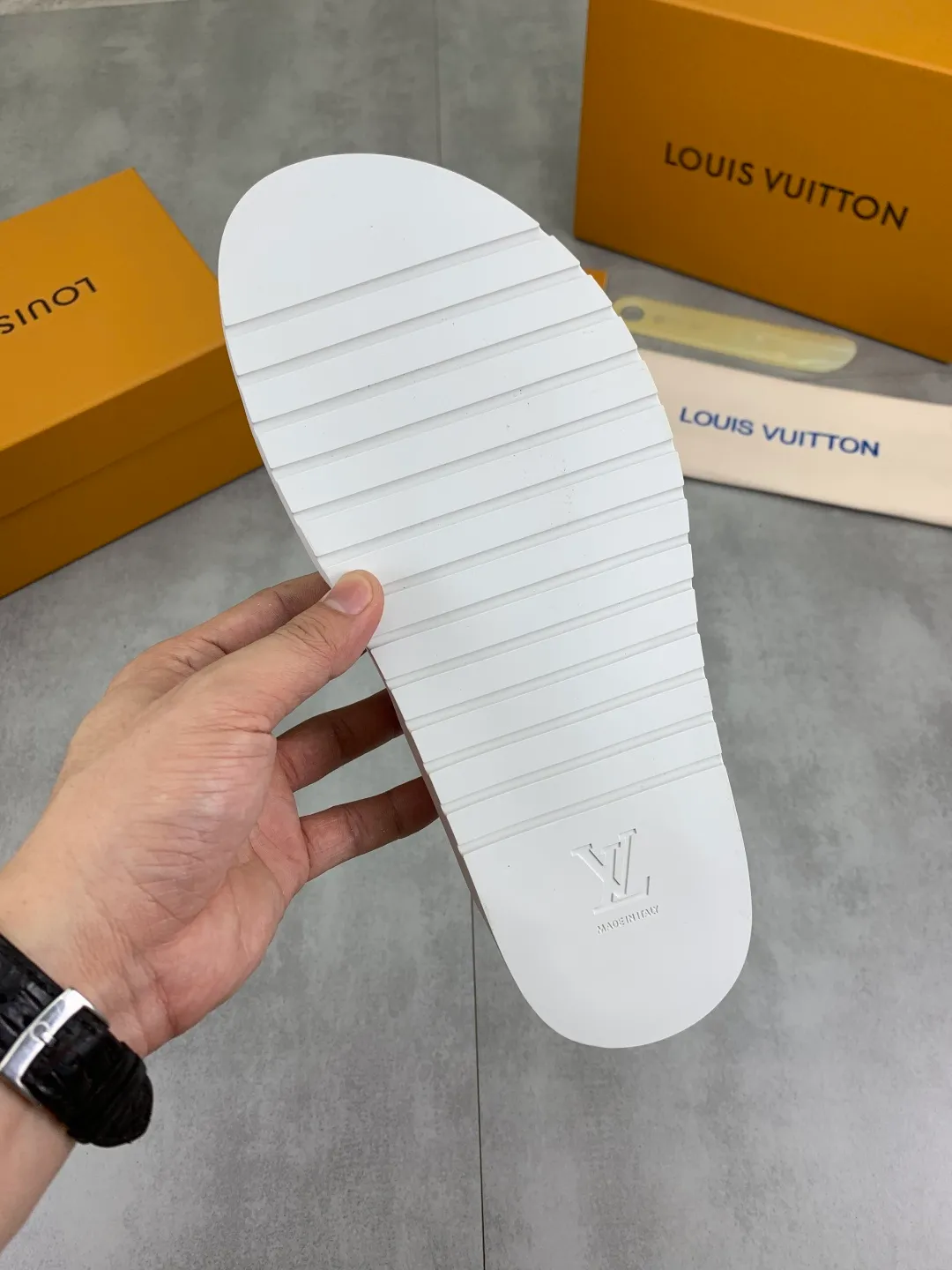 Men's shoes 💰P300💰【New style】🆘 Original quality 【LOUIS VUITTON】The popular Louis Vuitton LV men's slippers on the official website are on sale simultaneously! Original fabric imported from Italy, original factory special supply, code number: 38-44 (45 customized), many colors available